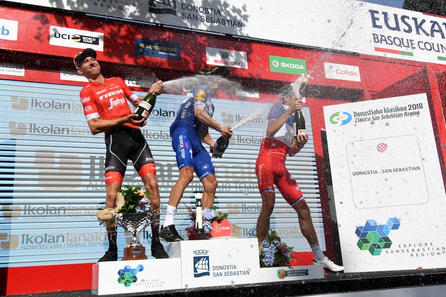 El pelotón ciclista ha animado las carreteras guipuzcoanas durante la Clásica de San Sebastián 2018