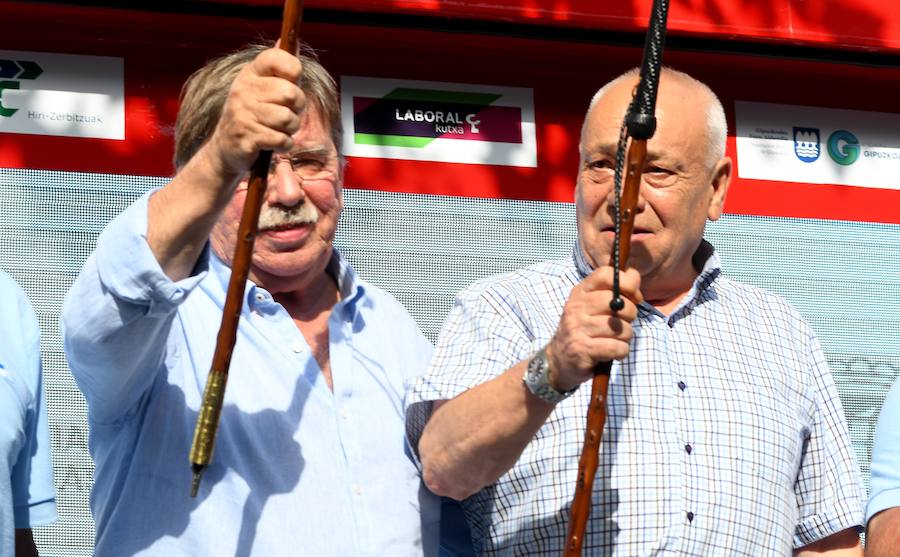 El pelotón ciclista ha animado las carreteras guipuzcoanas durante la Clásica de San Sebastián 2018