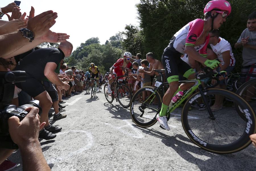 El pelotón ciclista ha animado las carreteras guipuzcoanas durante la Clásica de San Sebastián 2018
