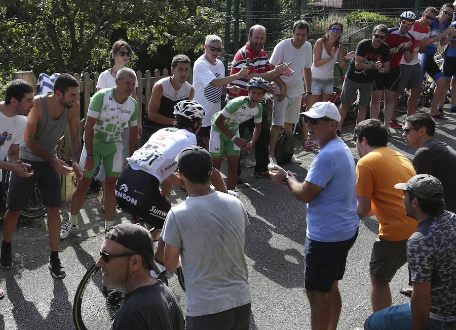El pelotón ciclista ha animado las carreteras guipuzcoanas durante la Clásica de San Sebastián 2018