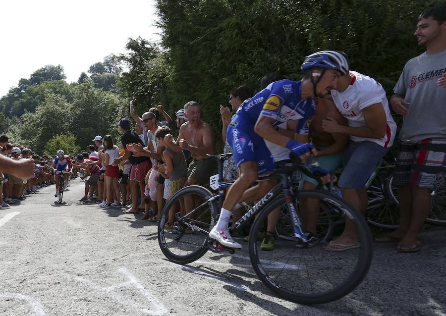 El pelotón ciclista ha animado las carreteras guipuzcoanas durante la Clásica de San Sebastián 2018