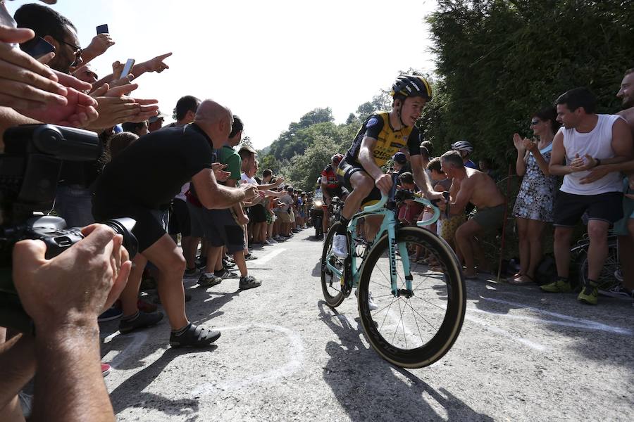 El pelotón ciclista ha animado las carreteras guipuzcoanas durante la Clásica de San Sebastián 2018