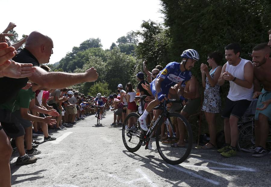 El pelotón ciclista ha animado las carreteras guipuzcoanas durante la Clásica de San Sebastián 2018