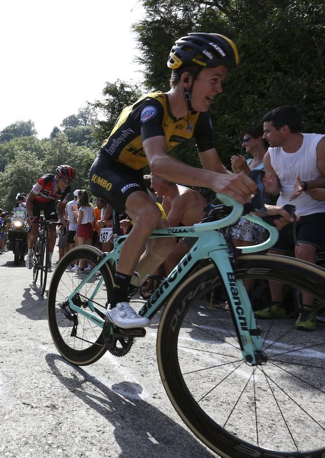 El pelotón ciclista ha animado las carreteras guipuzcoanas durante la Clásica de San Sebastián 2018