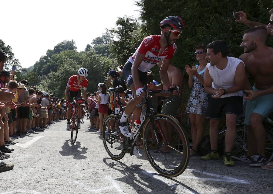 El pelotón ciclista ha animado las carreteras guipuzcoanas durante la Clásica de San Sebastián 2018