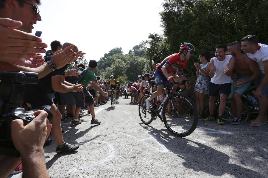 El pelotón ciclista ha animado las carreteras guipuzcoanas durante la Clásica de San Sebastián 2018