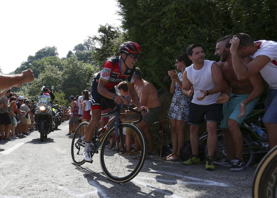El pelotón ciclista ha animado las carreteras guipuzcoanas durante la Clásica de San Sebastián 2018