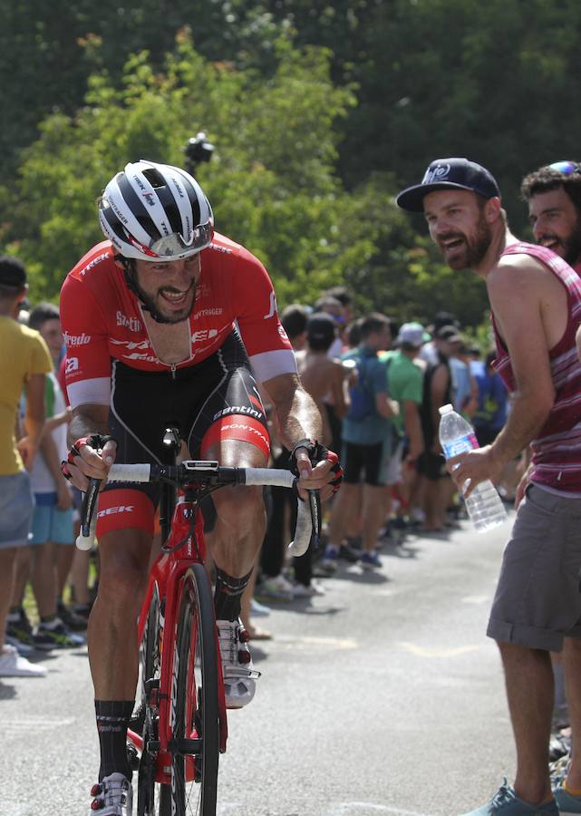 El pelotón ciclista ha animado las carreteras guipuzcoanas durante la Clásica de San Sebastián 2018