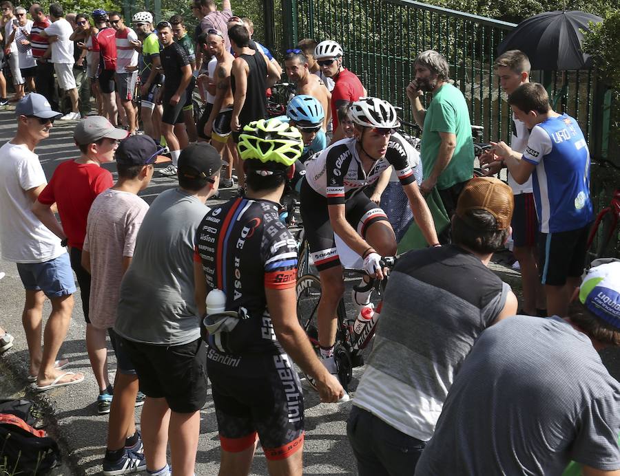 El pelotón ciclista ha animado las carreteras guipuzcoanas durante la Clásica de San Sebastián 2018