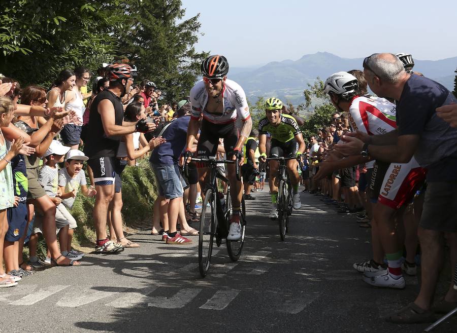 El pelotón ciclista ha animado las carreteras guipuzcoanas durante la Clásica de San Sebastián 2018