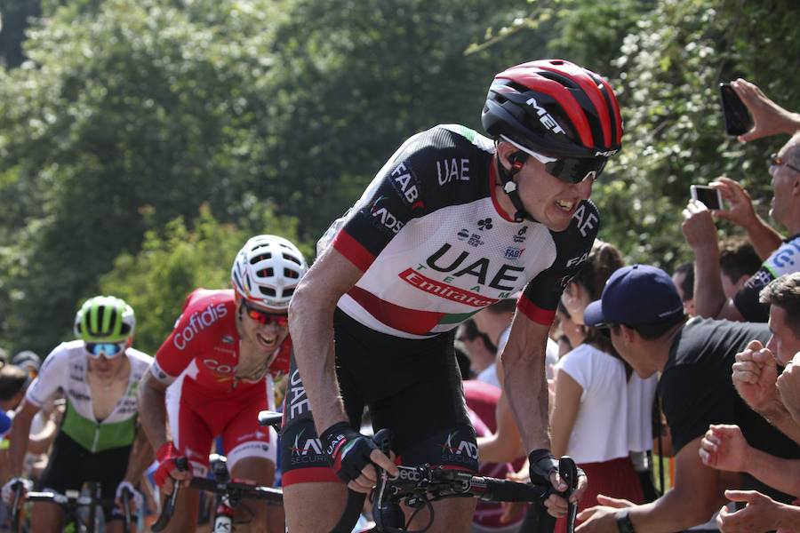 El pelotón ciclista ha animado las carreteras guipuzcoanas durante la Clásica de San Sebastián 2018