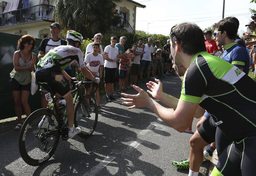 El pelotón ciclista ha animado las carreteras guipuzcoanas durante la Clásica de San Sebastián 2018