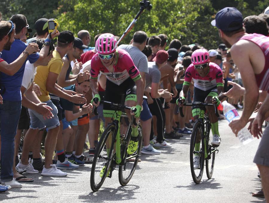 El pelotón ciclista ha animado las carreteras guipuzcoanas durante la Clásica de San Sebastián 2018