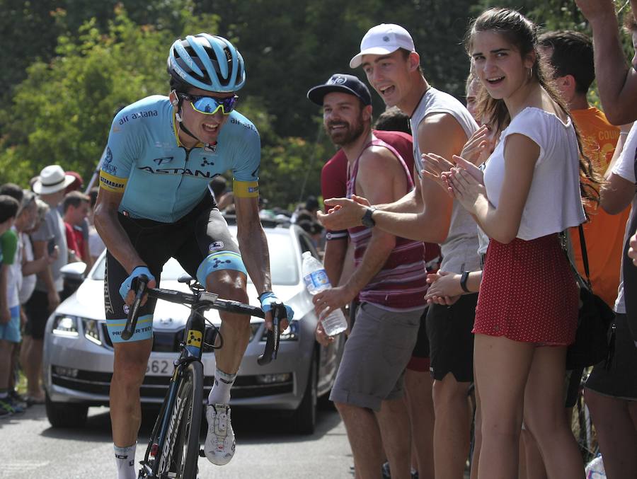 El pelotón ciclista ha animado las carreteras guipuzcoanas durante la Clásica de San Sebastián 2018