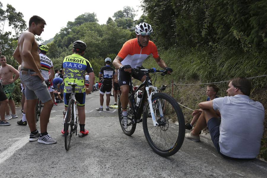 El pelotón ciclista ha animado las carreteras guipuzcoanas durante la Clásica de San Sebastián 2018
