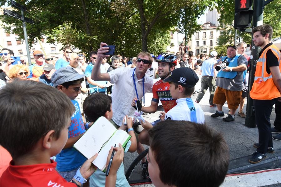 Gran ambiente en Alderdi Eder y el Bulevard donostiarra con cientos de aficionados viendo la presentación de los equipos participantes y la salida de la Clásica de San Sebastián