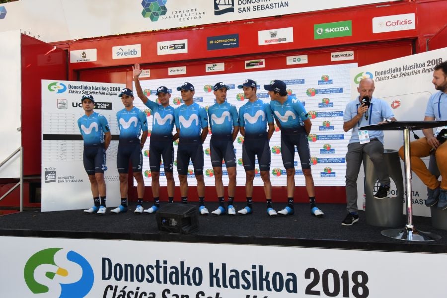 Gran ambiente en Alderdi Eder y el Bulevard donostiarra con cientos de aficionados viendo la presentación de los equipos participantes y la salida de la Clásica de San Sebastián