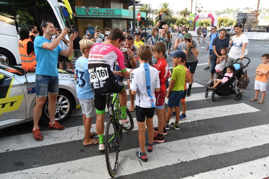 Gran ambiente en Alderdi Eder y el Bulevard donostiarra con cientos de aficionados viendo la presentación de los equipos participantes y la salida de la Clásica de San Sebastián