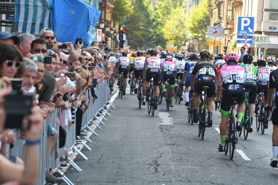 Gran ambiente en Alderdi Eder y el Bulevard donostiarra con cientos de aficionados viendo la presentación de los equipos participantes y la salida de la Clásica de San Sebastián