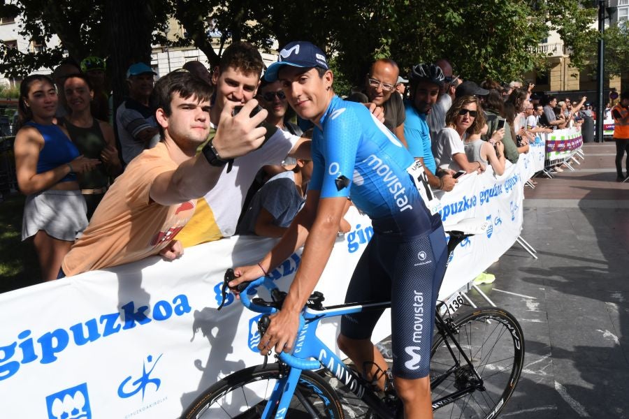 Gran ambiente en Alderdi Eder y el Bulevard donostiarra con cientos de aficionados viendo la presentación de los equipos participantes y la salida de la Clásica de San Sebastián