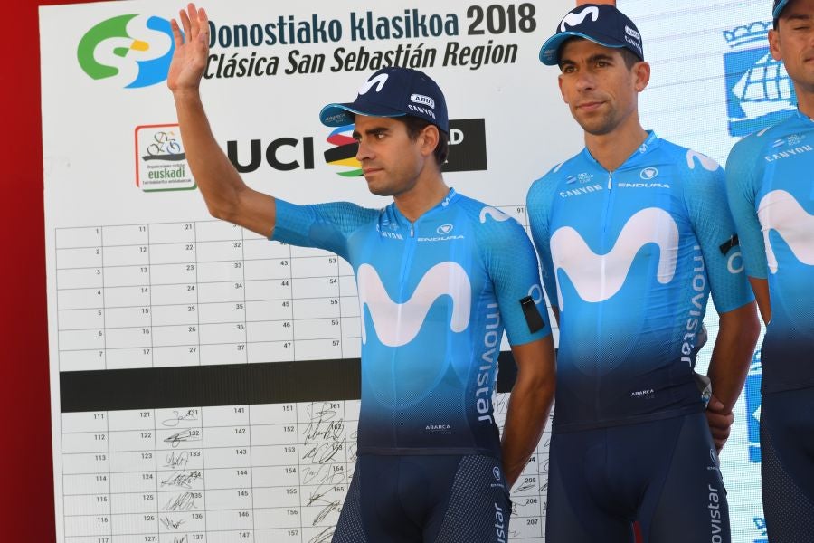 Gran ambiente en Alderdi Eder y el Bulevard donostiarra con cientos de aficionados viendo la presentación de los equipos participantes y la salida de la Clásica de San Sebastián