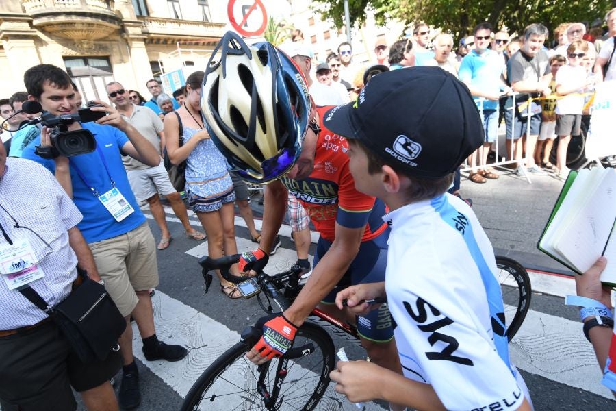 Gran ambiente en Alderdi Eder y el Bulevard donostiarra con cientos de aficionados viendo la presentación de los equipos participantes y la salida de la Clásica de San Sebastián