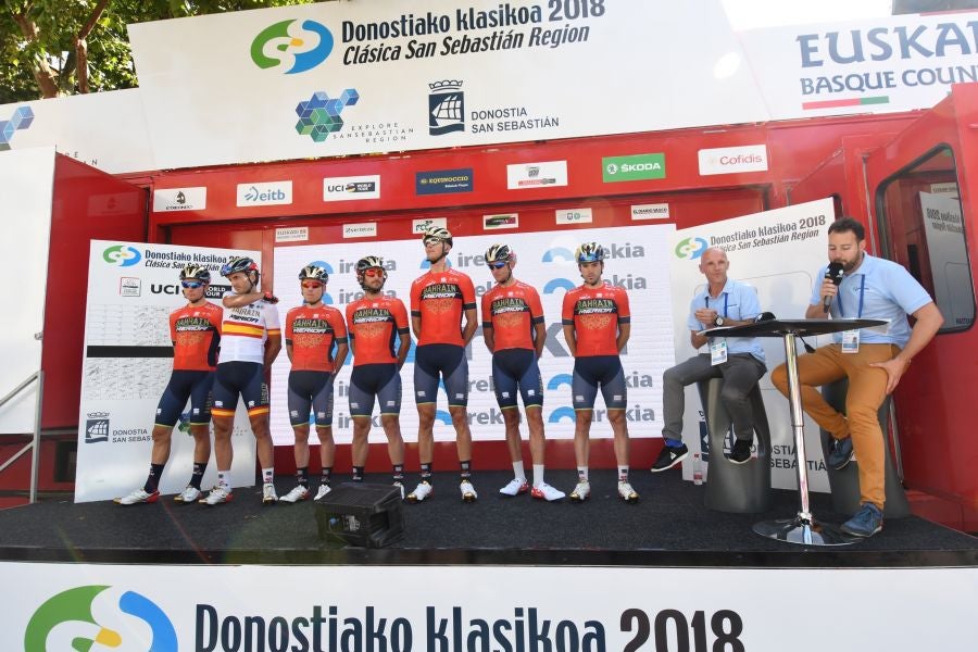 Gran ambiente en Alderdi Eder y el Bulevard donostiarra con cientos de aficionados viendo la presentación de los equipos participantes y la salida de la Clásica de San Sebastián