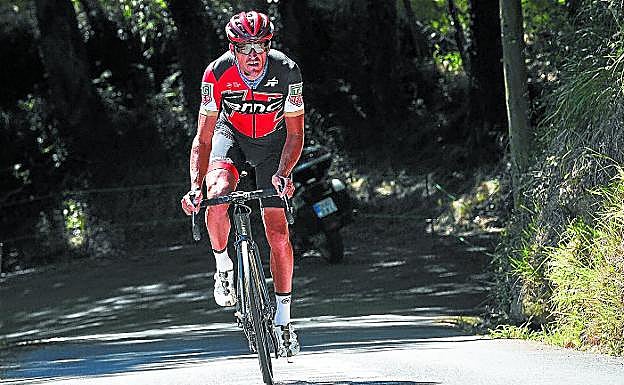 Greg Van Avermaet asciende a Murgil, ayer por la tarde. Es uno de los favoritos. 