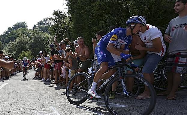 Alaphilippe ataca en la subida a Murgi. 