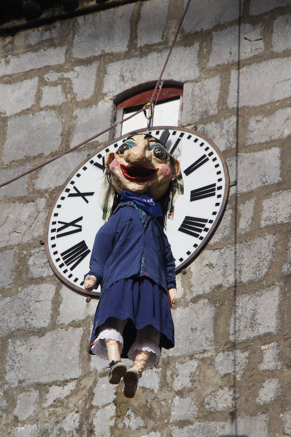 Itziar está de fiesta. Desde ayer y hasta el miércoles los vecinos de esta localidad celebran las Kopraixak. A pesar de que las fiestas oficialmente comenzaron por la tarde con la bajada de Marixi desde el campanario, por la mañana arrancaron los actos previos 