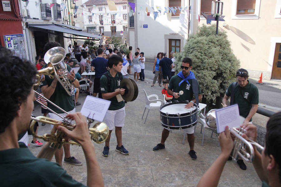 Itziar está de fiesta. Desde ayer y hasta el miércoles los vecinos de esta localidad celebran las Kopraixak. A pesar de que las fiestas oficialmente comenzaron por la tarde con la bajada de Marixi desde el campanario, por la mañana arrancaron los actos previos 
