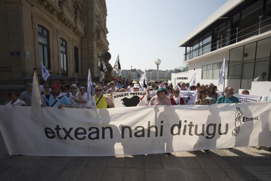 Etxerat ha denunciado en los arenales vascos la política de dispersión que sufren «familiares y amigos» de los reclusos, que lleva vigente casi 30 años.