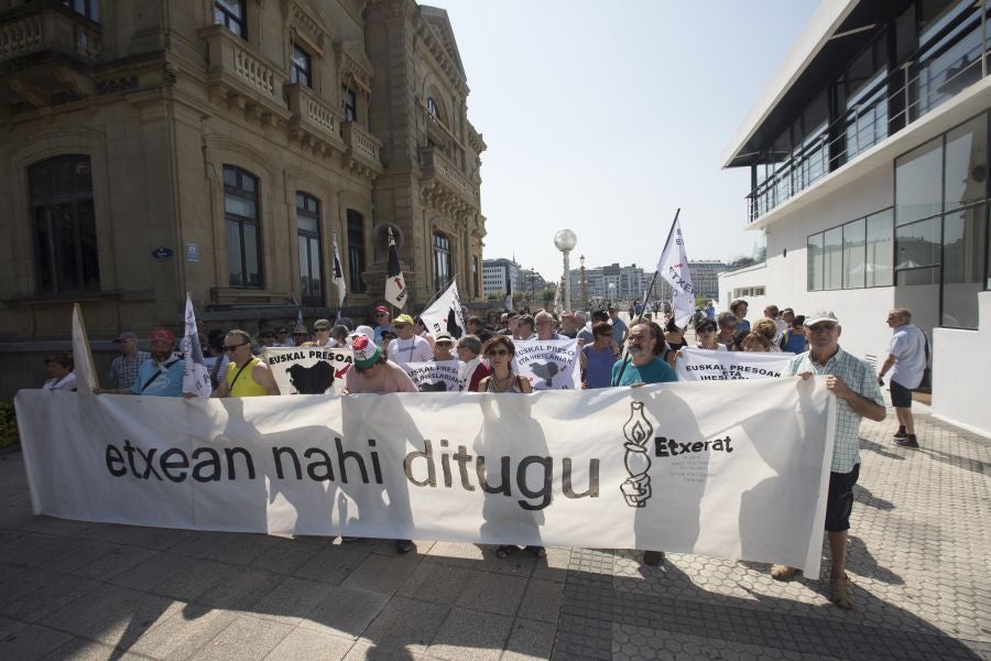 Etxerat ha denunciado en los arenales vascos la política de dispersión que sufren «familiares y amigos» de los reclusos, que lleva vigente casi 30 años.