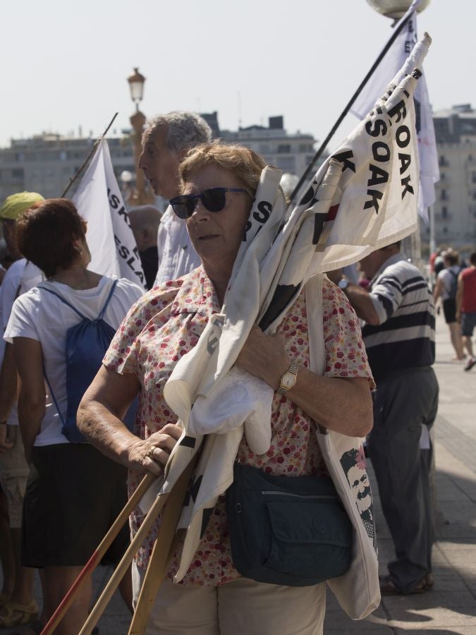 Etxerat ha denunciado en los arenales vascos la política de dispersión que sufren «familiares y amigos» de los reclusos, que lleva vigente casi 30 años.