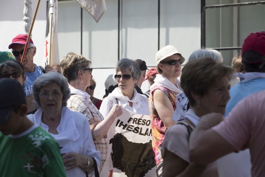 Etxerat ha denunciado en los arenales vascos la política de dispersión que sufren «familiares y amigos» de los reclusos, que lleva vigente casi 30 años.