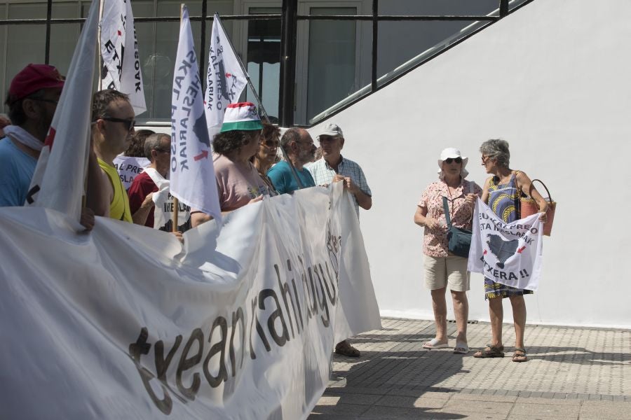 Etxerat ha denunciado en los arenales vascos la política de dispersión que sufren «familiares y amigos» de los reclusos, que lleva vigente casi 30 años.