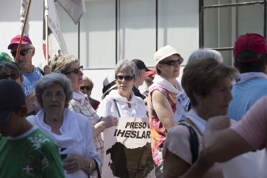 Etxerat ha denunciado en los arenales vascos la política de dispersión que sufren «familiares y amigos» de los reclusos, que lleva vigente casi 30 años.