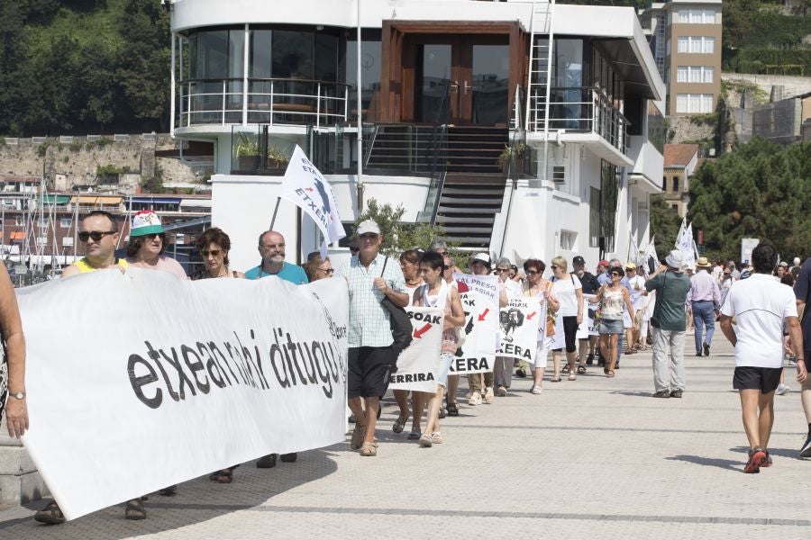 Etxerat ha denunciado en los arenales vascos la política de dispersión que sufren «familiares y amigos» de los reclusos, que lleva vigente casi 30 años.