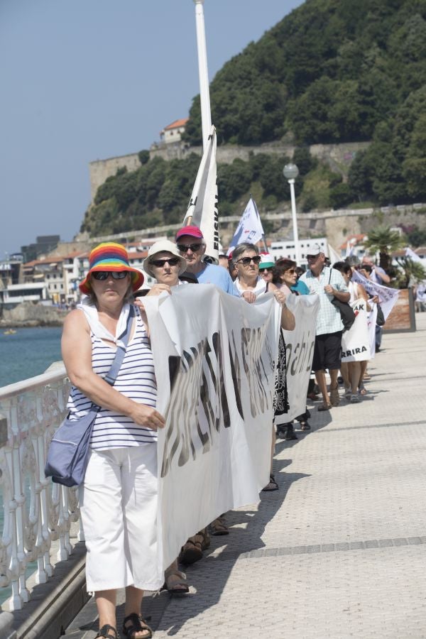 Etxerat ha denunciado en los arenales vascos la política de dispersión que sufren «familiares y amigos» de los reclusos, que lleva vigente casi 30 años.