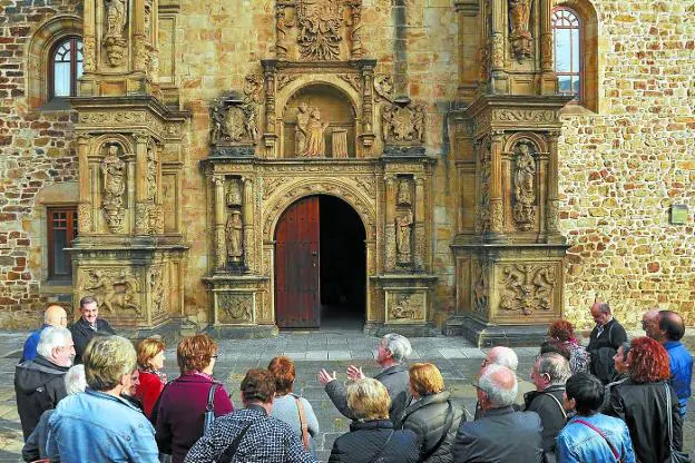 Patrimonio histórico. Un grupo de turistas atiende la explicación del guía turístico frente a la Universidad Sancti Spiritus.