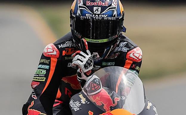 Miguel Oliveira celebra su victoria en Brno. 