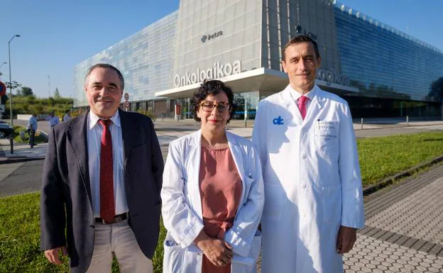 Iñaki Berraondo, Sara Arévalo y Ander Urrutikoetxea, frente a Onkologikoa.