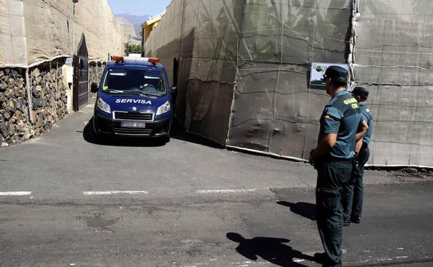 Agentes de la Guardia Civil en Arona, Tenerife.