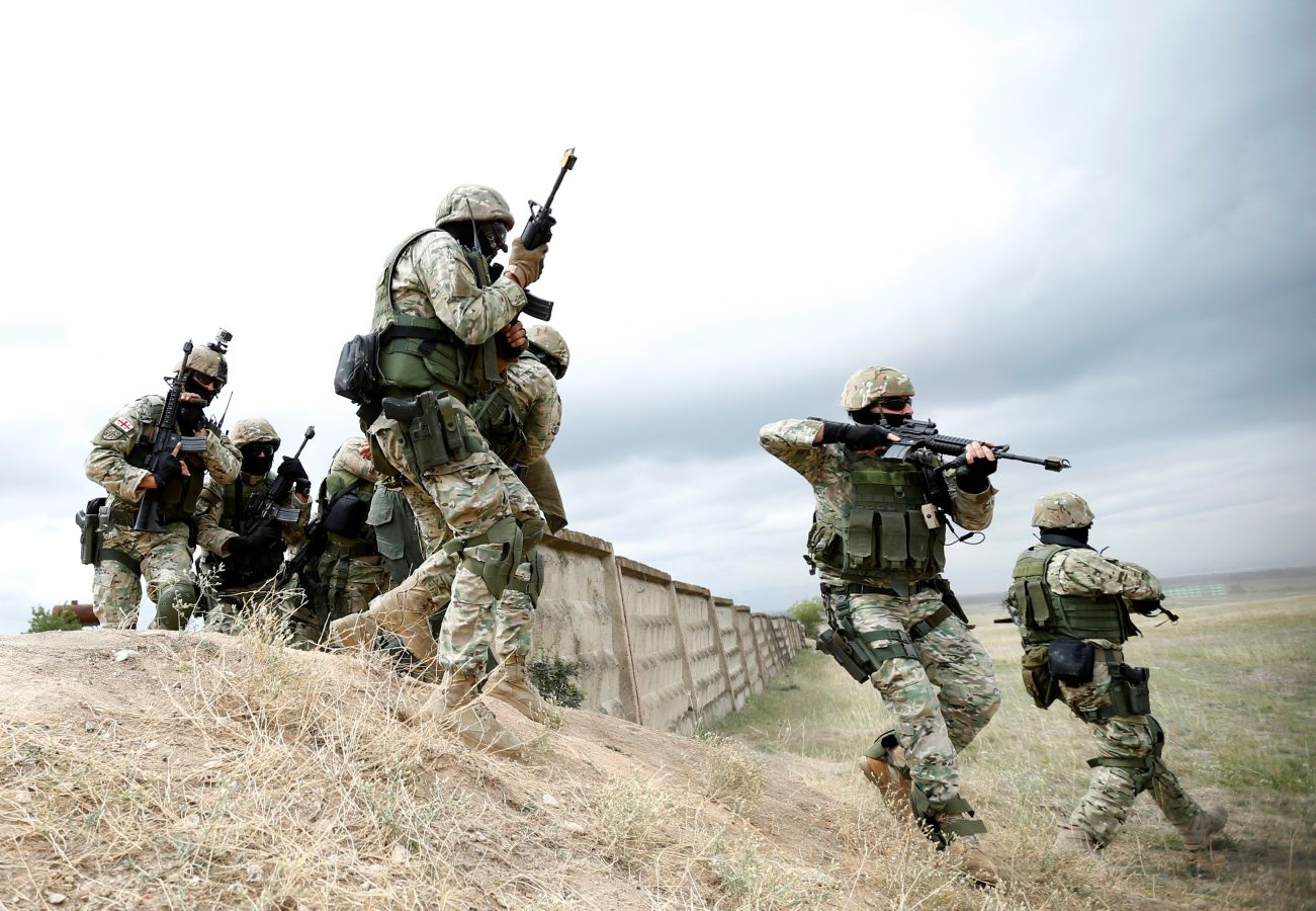 Soldados ucranianos durante los ejercicios militares multinacionales «Noble Partner 2018» en la base militar de Vaziani, a las afueras de Tbilisi, Georgia,