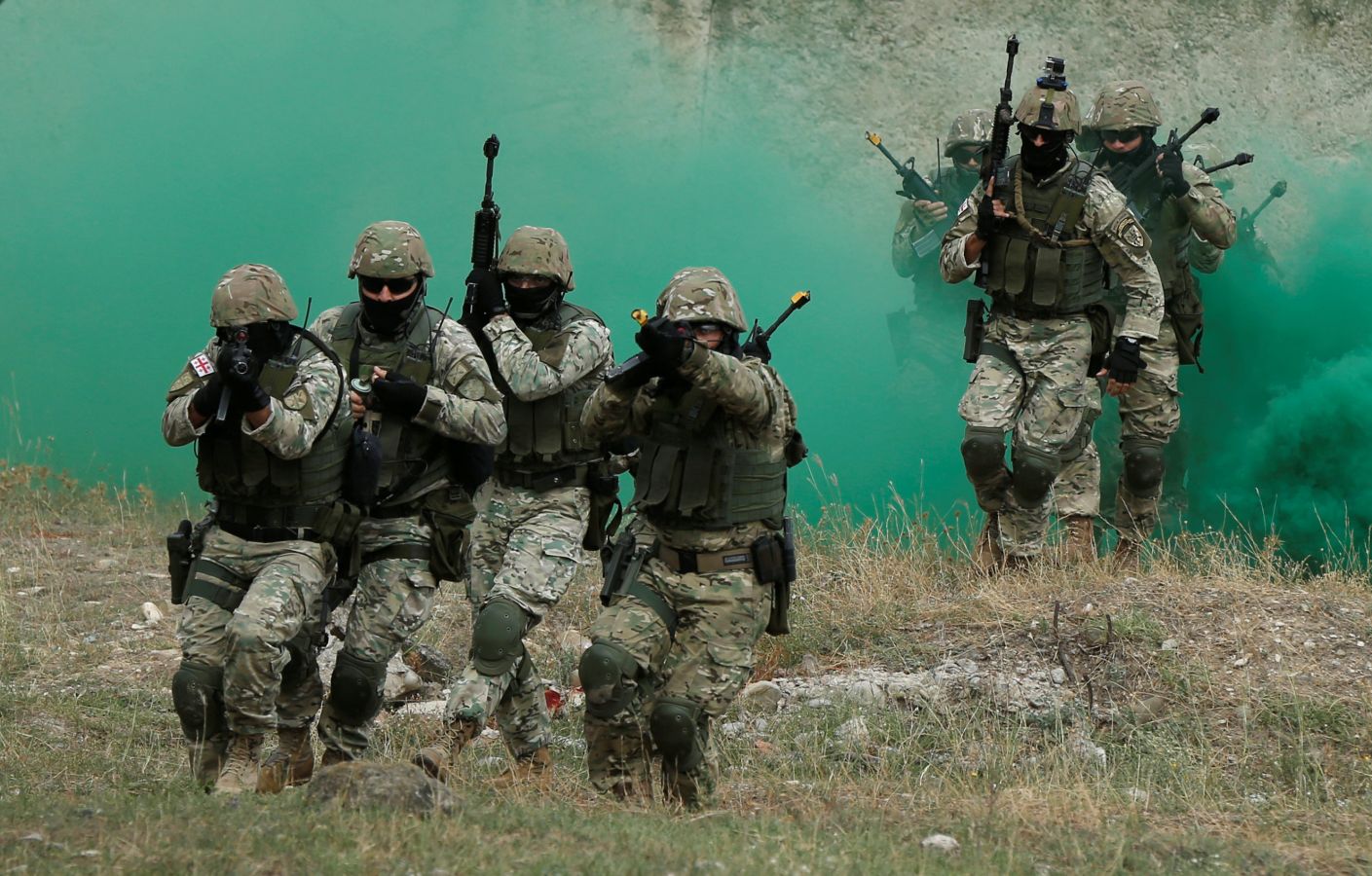 Soldados ucranianos durante los ejercicios militares multinacionales «Noble Partner 2018» en la base militar de Vaziani, a las afueras de Tbilisi, Georgia,