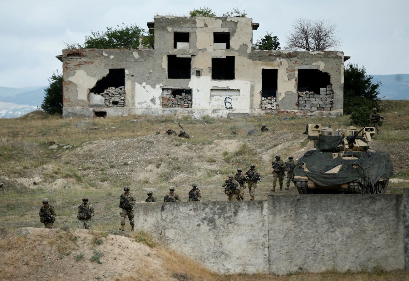 Soldados ucranianos durante los ejercicios militares multinacionales «Noble Partner 2018» en la base militar de Vaziani, a las afueras de Tbilisi, Georgia,