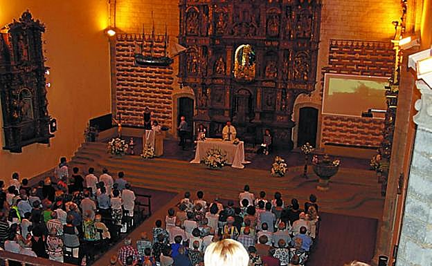 La parroquia de Itziar se llenó de fieles.