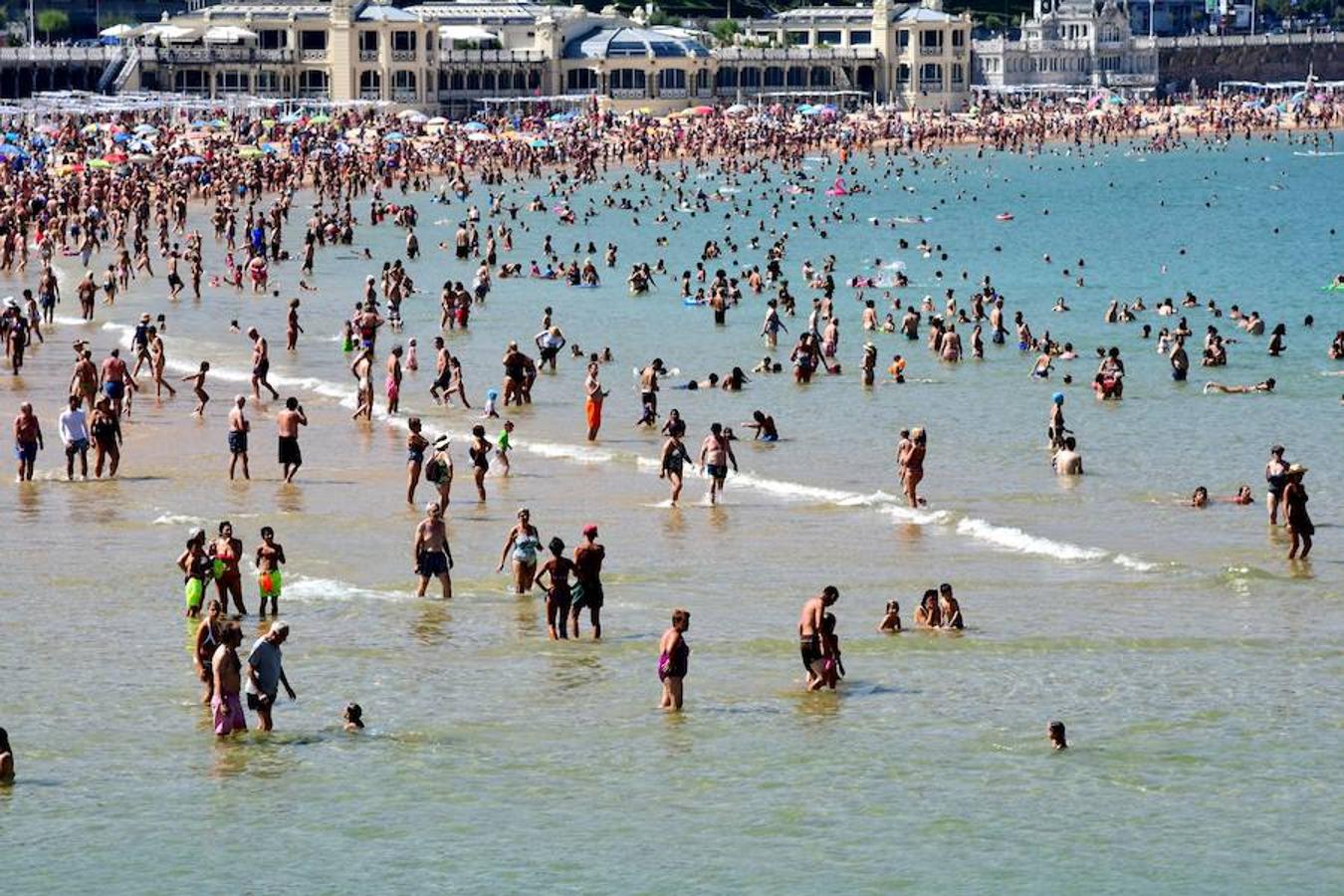 El calor sigue presentes en Gipuzkoa y en el resto del País Vasco. El sofoco no cesa y las playas donostiarras se han abarrotado este lunes debido a las altas temperaturas.