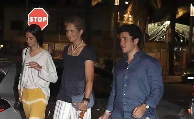 Victoria Federica junto a la infanta Elena y su hermano. 