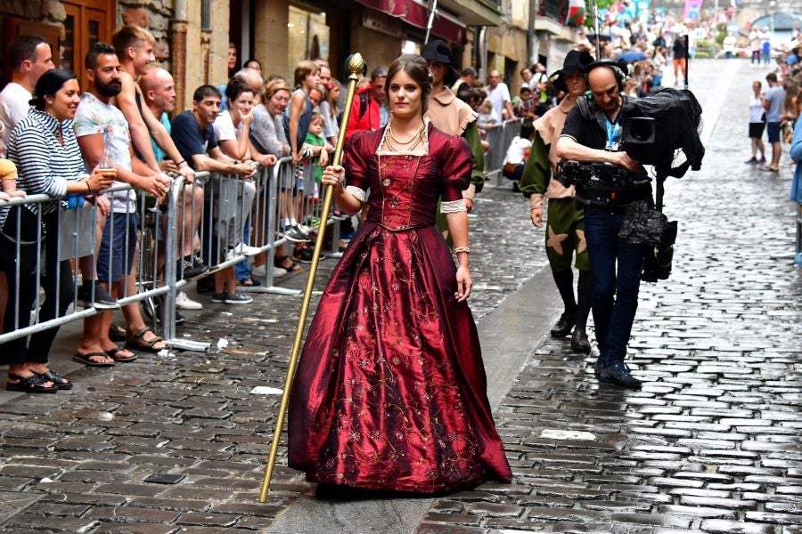 Gran ambiente en la localidad costera durante la escenificación del desembarco de Elcano que se realiza cada cuatro años.